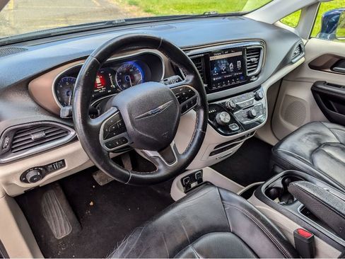 Used 2018 Chrysler Pacifica Touring-L Plus FWD image 17