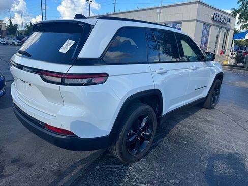 Used 2023 Jeep Grand Cherokee Altitude AWD/4WD image 5