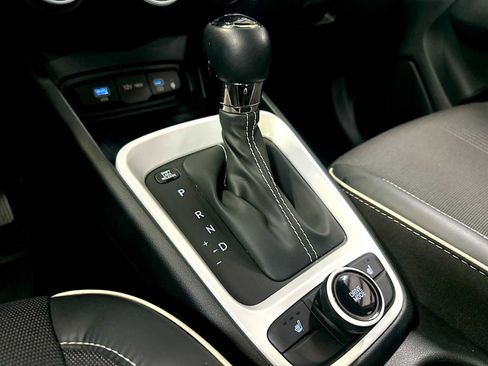 Used 2024 Hyundai Venue Limited image 20