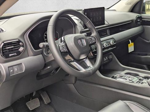 New 2025 Honda Pilot Touring image 3