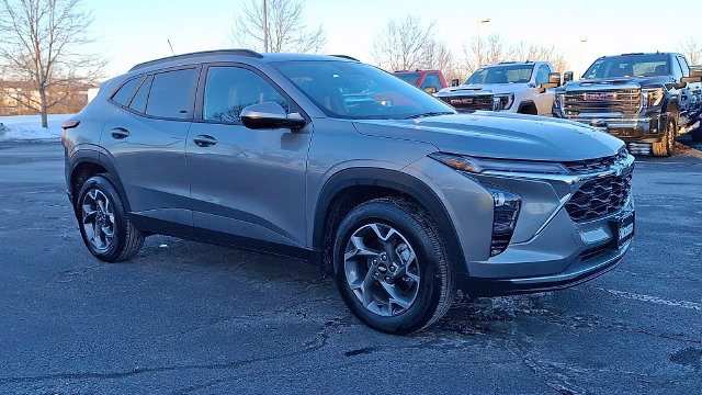 Certified 2025 Chevrolet Trax LT w/ Driver Confidence Package FWD image 2