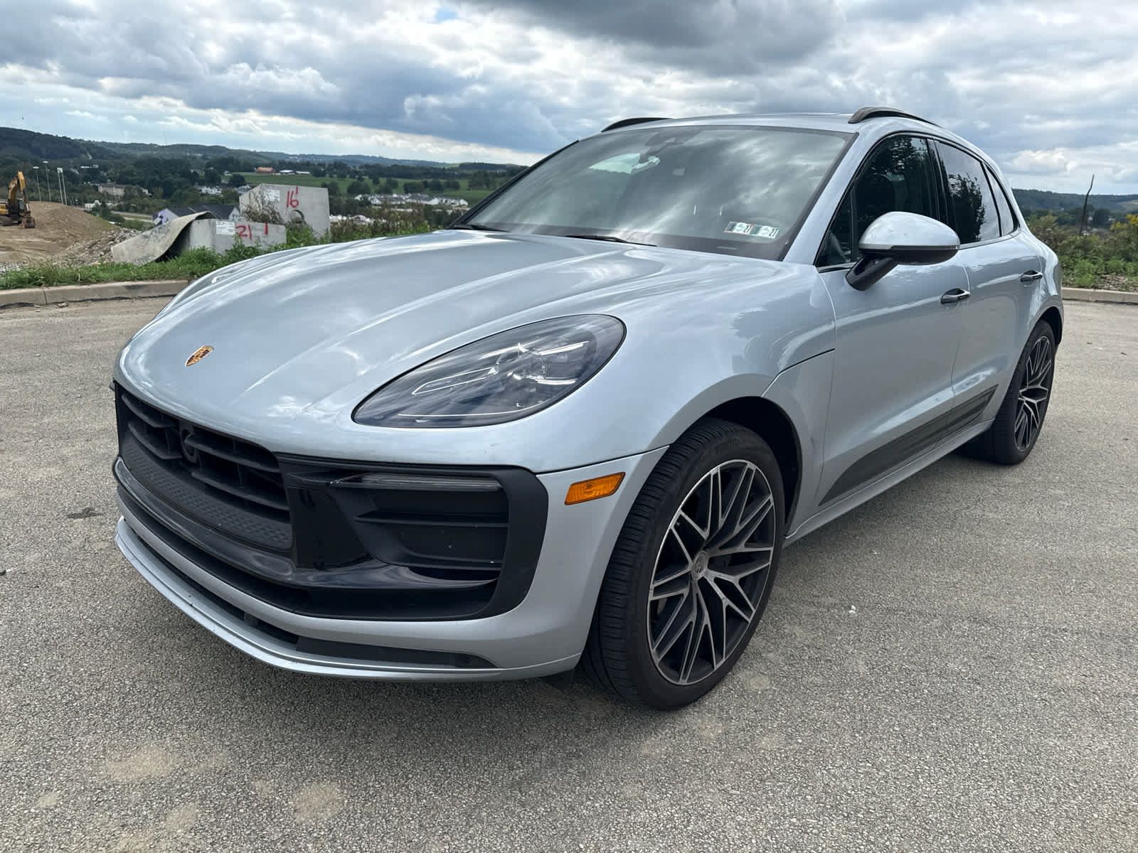 Used 2023 Porsche Macan AWD/4WD image 1