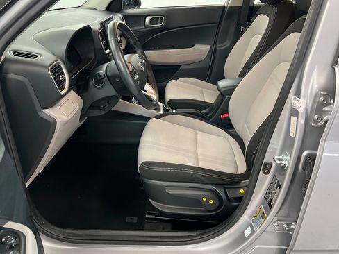 Used 2025 Hyundai Venue SEL image 18