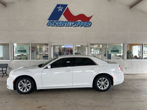 Used 2019 Chrysler 300 Touring image 2