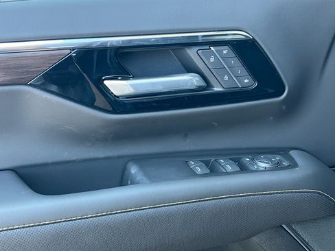 New 2026 Chevrolet Suburban Premier w/ Sun And Tow Package AWD/4WD image 11