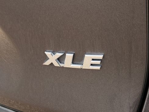 Used 2023 Toyota RAV4 XLE Premium image 9