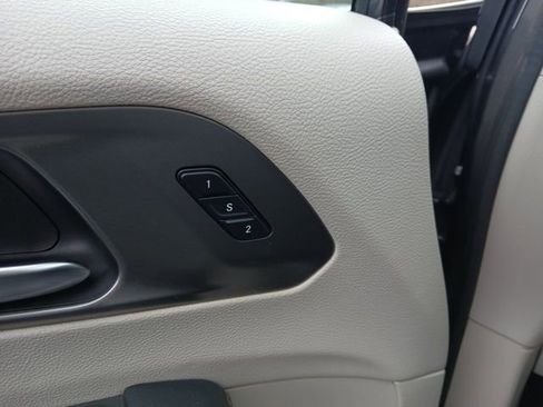 Used 2020 Chrysler Pacifica Touring-L image 33