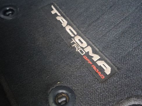 Used 2024 Toyota Tacoma TRD Off-Road w/ TRD Off Road Premium Package image 32