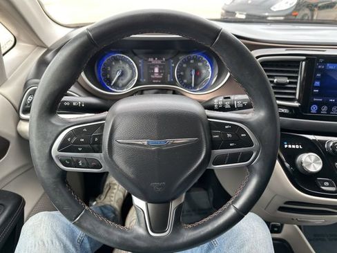 Used 2017 Chrysler Pacifica Touring-L image 25