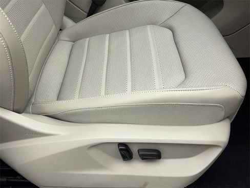 Used 2025 Volkswagen Atlas SEL image 46