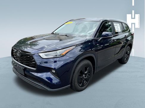 Used 2023 Toyota Highlander LE FWD image 3