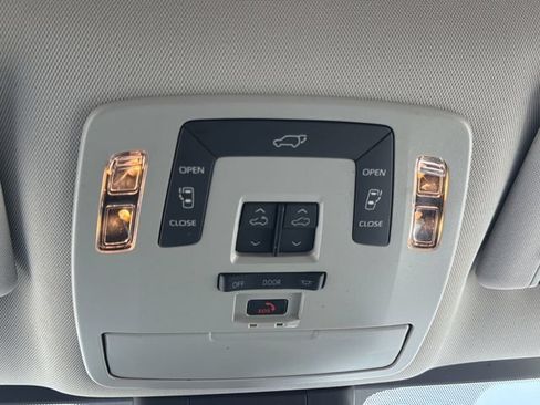 Used 2025 Toyota Sienna XLE FWD image 22