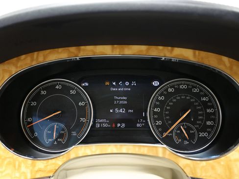 Used 2017 Bentley Bentayga AWD/4WD image 33