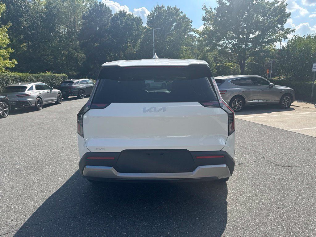Used 2024 Kia EV9 Light Long Range RWD image 5