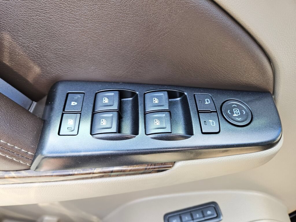 Used 2019 Chevrolet Suburban LT AWD/4WD image 18