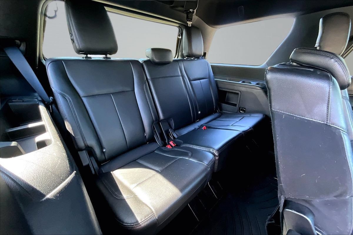 Used 2018 Ford Expedition XLT w/ Equipment Group 202A AWD/4WD image 15