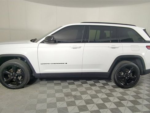 Certified 2023 Jeep Grand Cherokee Altitude image 8