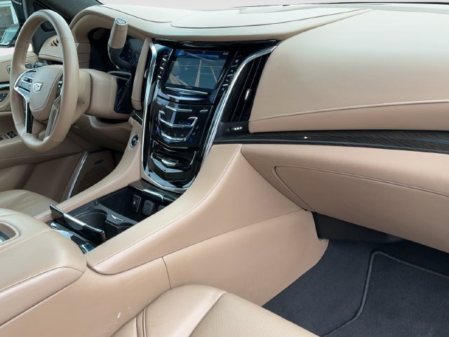 Used 2018 Cadillac Escalade Platinum AWD/4WD image 26