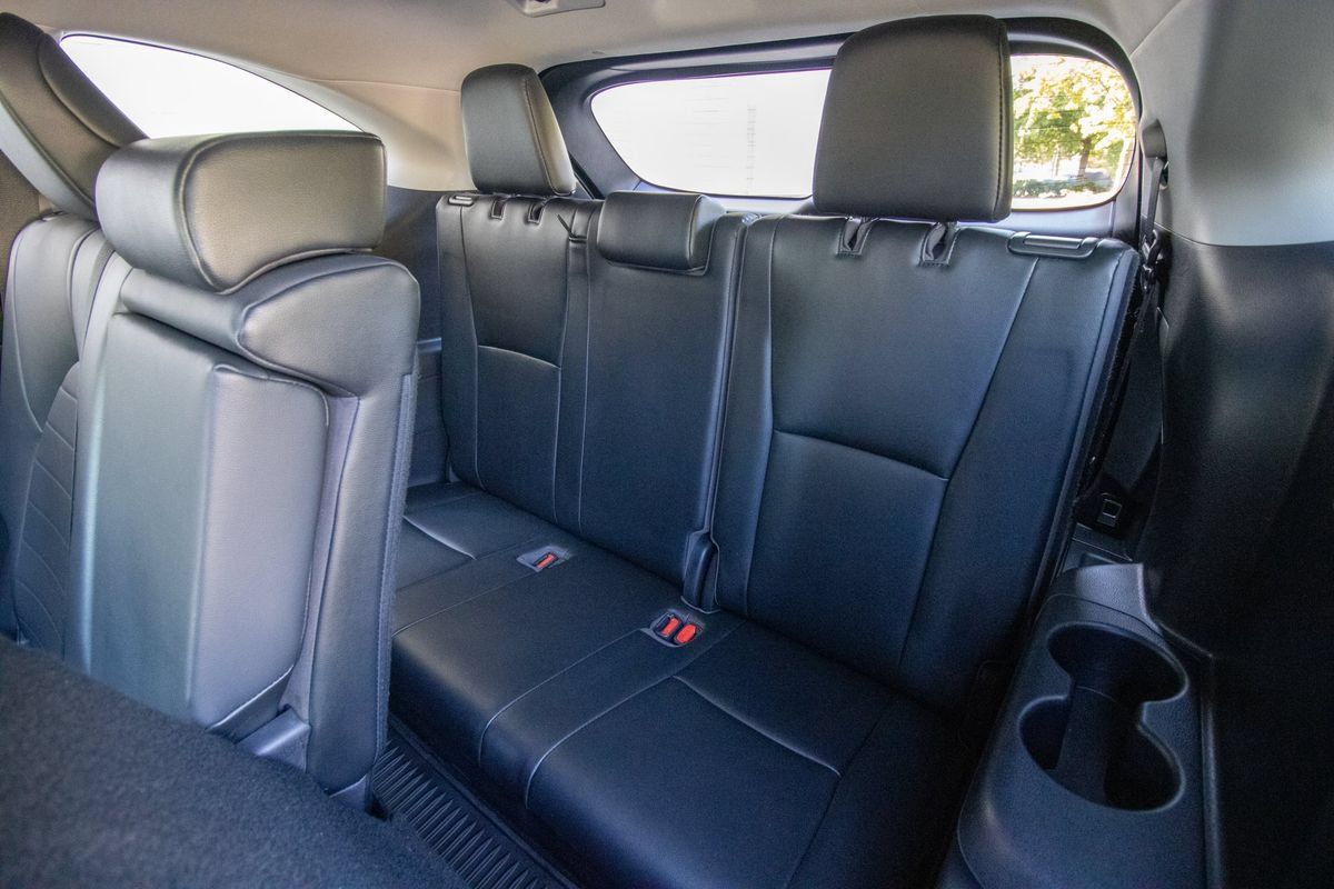 Used 2020 Toyota Highlander XLE FWD image 19