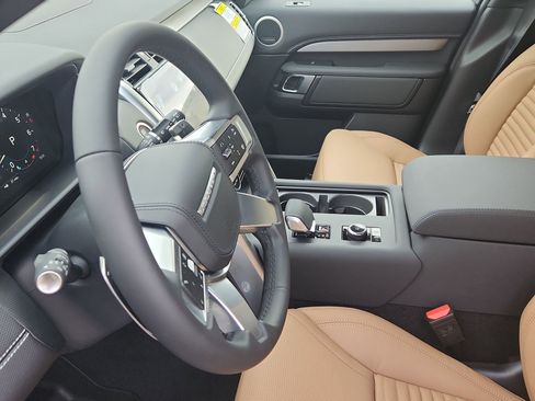 New 2026 Land Rover Discovery Limited Edition AWD/4WD image 14