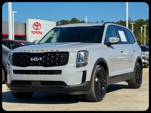 Used 2022 Kia Telluride EX w/ EX Premium Package image 3