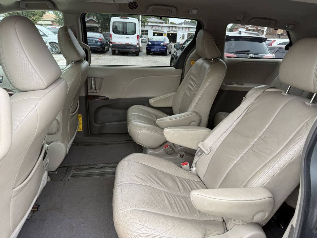 Used 2011 Toyota Sienna XLE w/ Entertainment Pkg FWD image 25