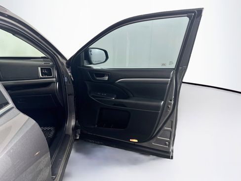 Used 2018 Toyota Highlander SE FWD image 36