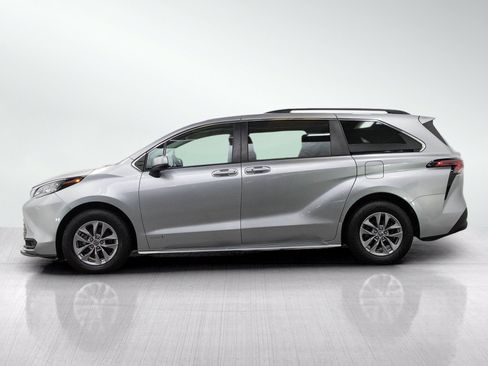 Used 2021 Toyota Sienna LE FWD image 2