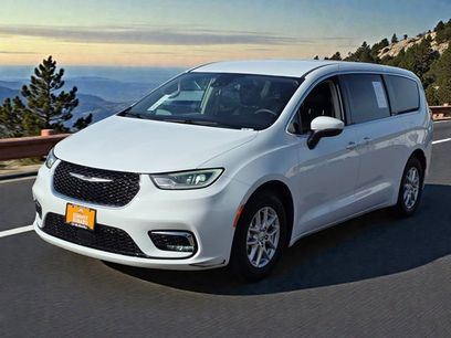 Used 2023 Chrysler Pacifica Touring-L