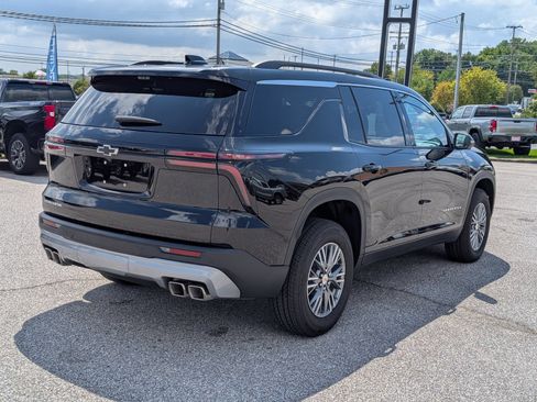 Used 2026 Chevrolet Traverse LT w/ Driver Confidence Package FWD image 3