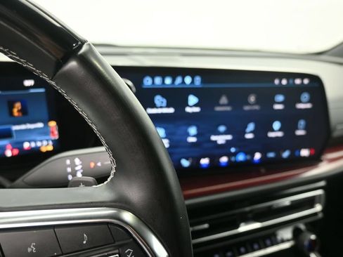 Used 2024 Chevrolet Traverse Z71 w/ Enhanced Driving Package AWD/4WD image 11