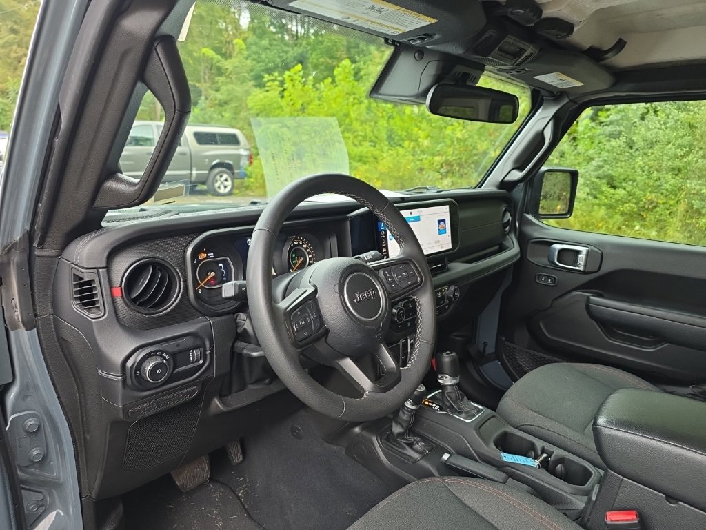 Used 2025 Jeep Wrangler Unlimited Rubicon AWD/4WD image 12