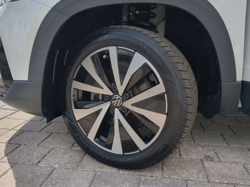 Certified 2024 Volkswagen Taos SE image 32