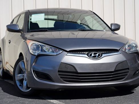 Used 2012 Hyundai Veloster FWD image 2