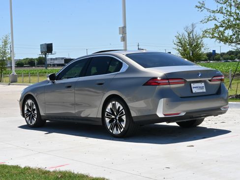 Used 2025 BMW 530i w/ Premium Package RWD image 7