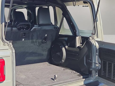 Used 2019 Jeep Wrangler Unlimited Sahara AWD/4WD image 9