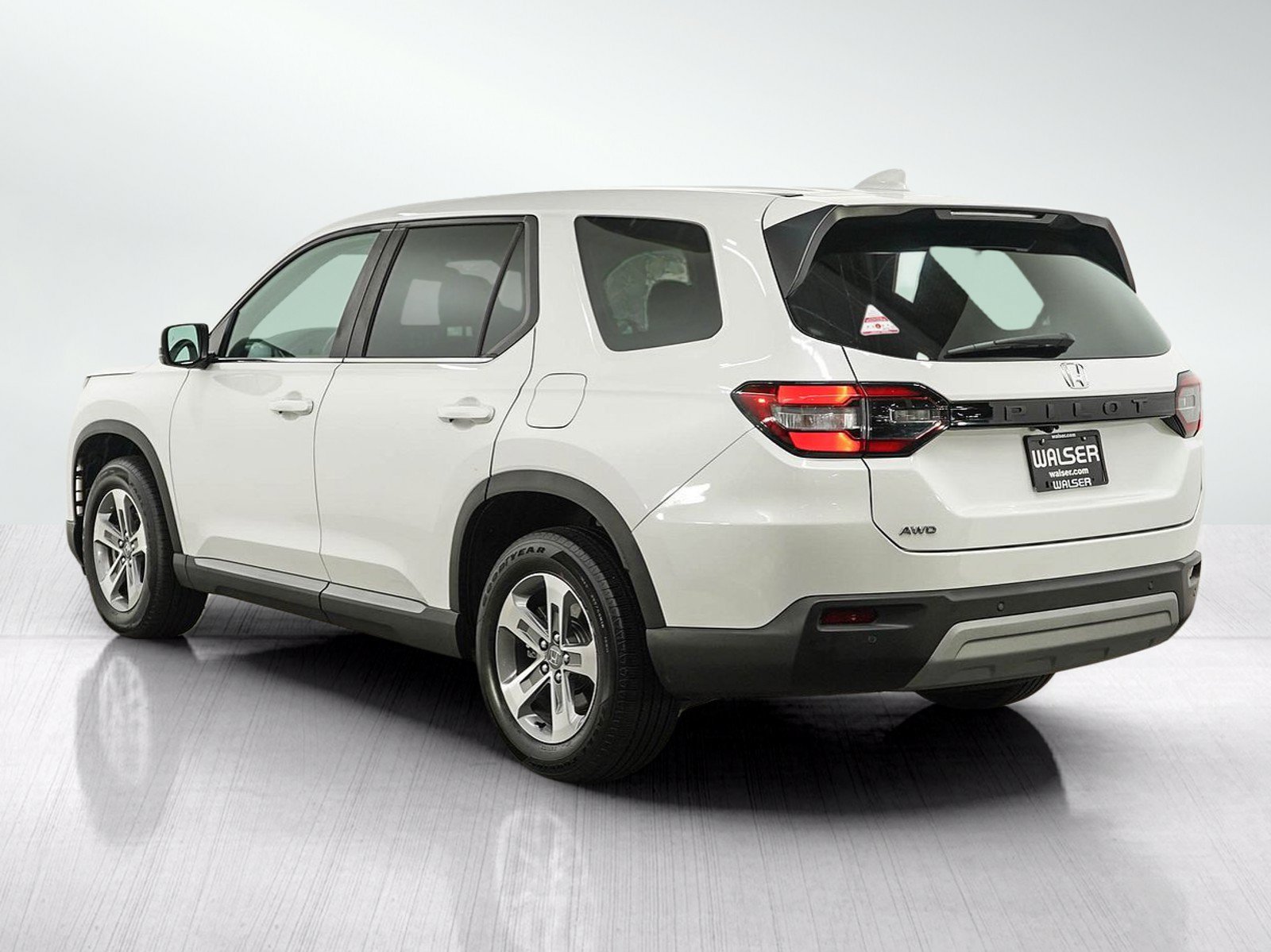 Used 2025 Honda Pilot EX-L image 3