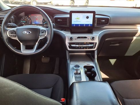 Used 2023 Ford Explorer XLT image 8
