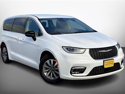 Used 2024 Chrysler Pacifica Select