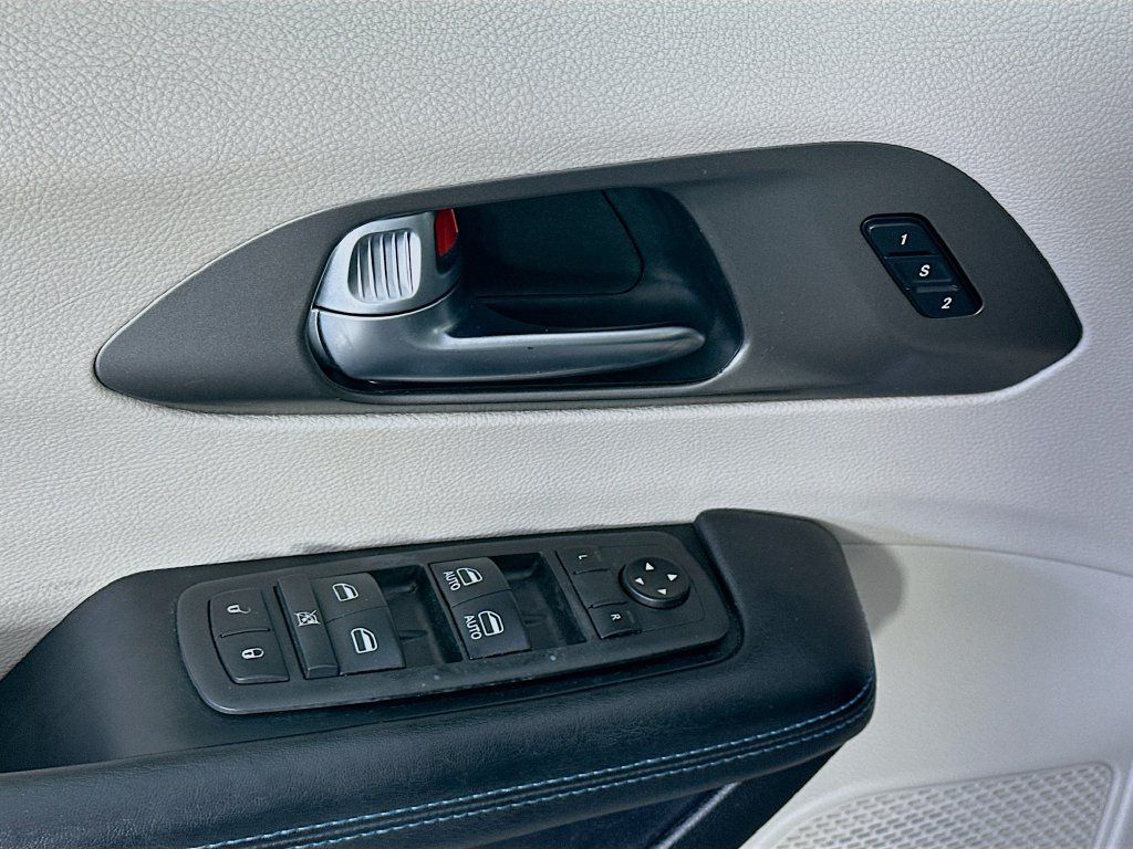 Used 2021 Chrysler Pacifica Touring-L FWD image 23