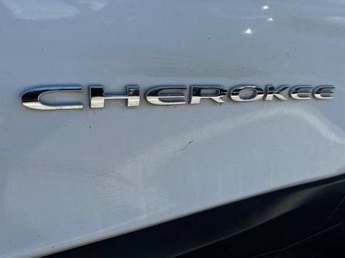 Used 2017 Jeep Cherokee Latitude w/ Cold Weather Group AWD/4WD image 30
