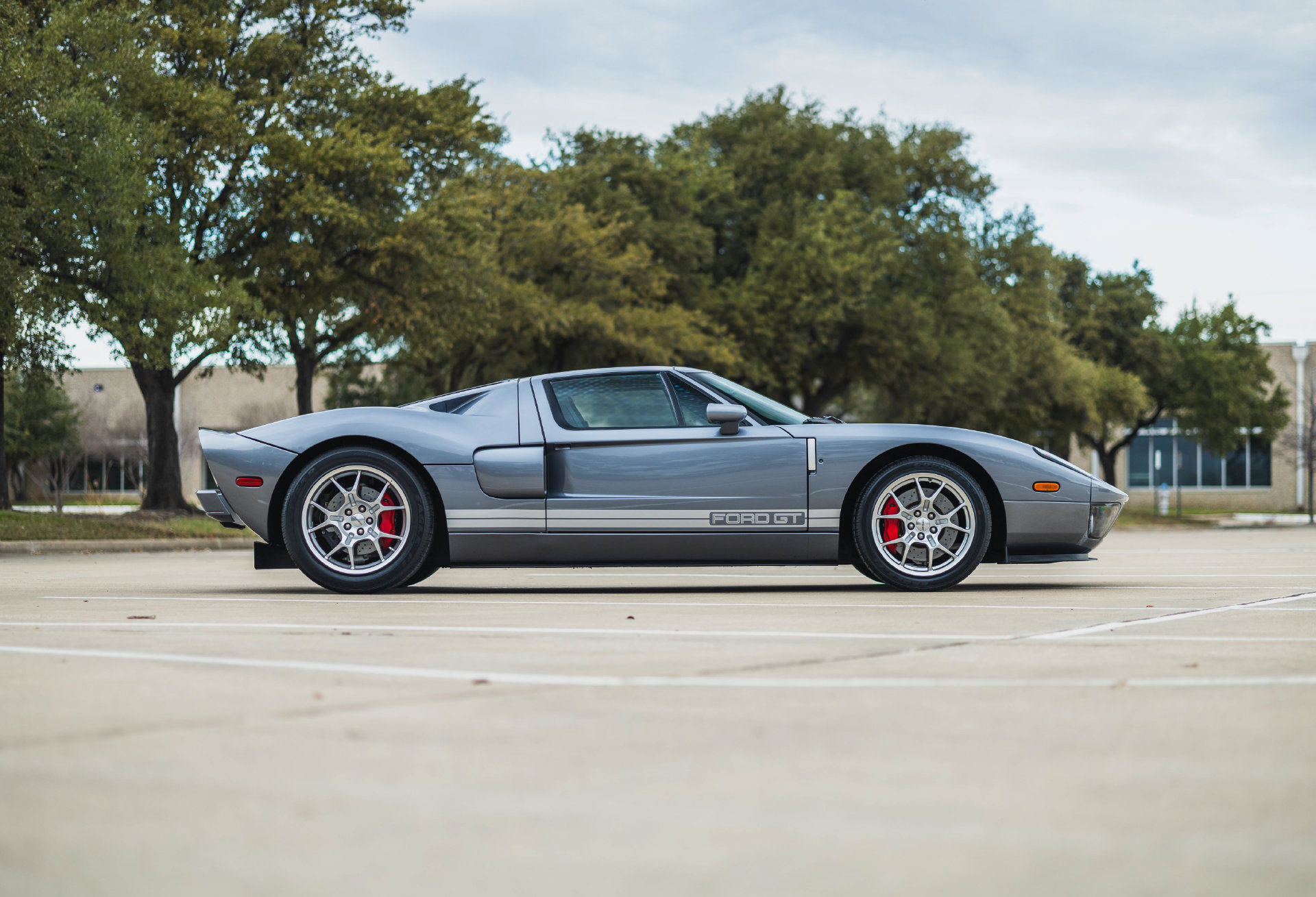 Used 2006 Ford GT RWD image 28
