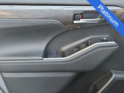 Used 2023 Toyota Highlander Platinum FWD image 28