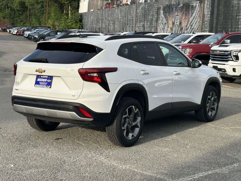 Used 2025 Chevrolet Trax LT FWD image 7