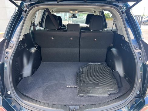 Used 2018 Toyota RAV4 LE AWD/4WD image 5