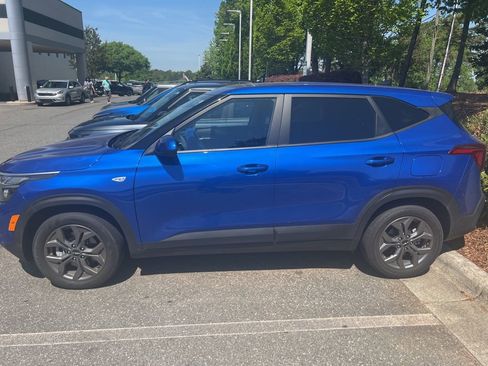 Used 2024 Kia Seltos LX image 2