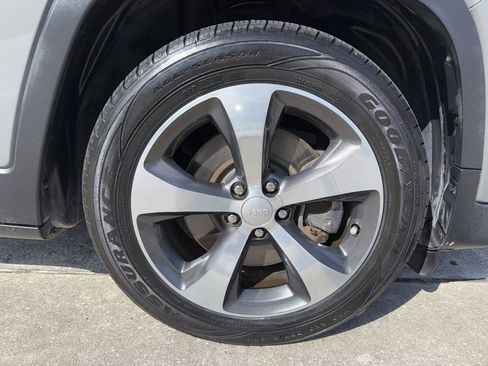 Used 2019 Jeep Cherokee Limited image 39