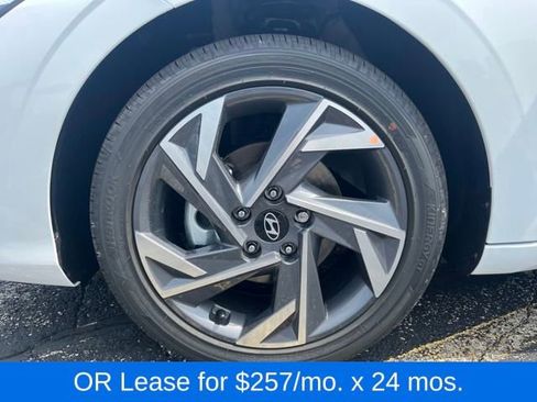 New 2025 Hyundai Elantra SEL image 9