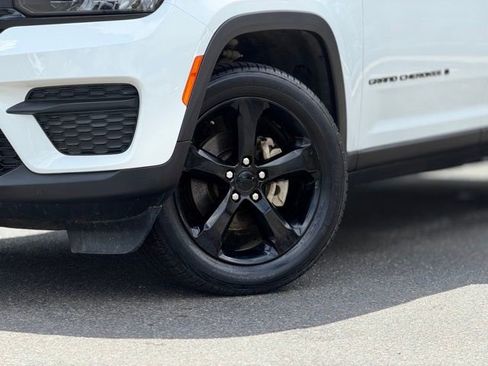 Used 2023 Jeep Grand Cherokee Altitude AWD/4WD image 3