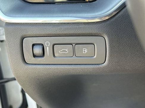 Used 2020 Volvo XC60 T8 Momentum w/ Protection Package Premier image 16